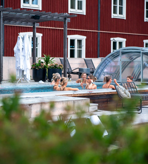 En grupp människor i utomhuspoolen