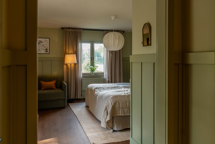 Hotellrum i sobra färger på Fågelbrolandet på Värmdö