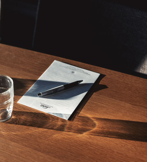 Anteckningsblock och penna i konferenslokal