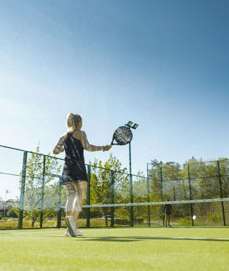 Pdelmatch utomhus i grönskande omgivning