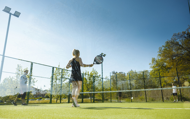 Pdelmatch utomhus i grönskande omgivning