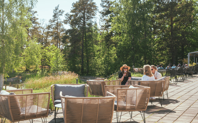 Vacker uteservering med människor 
