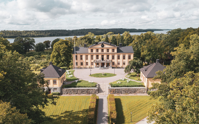 Herrgård med grönskande omgivningar 