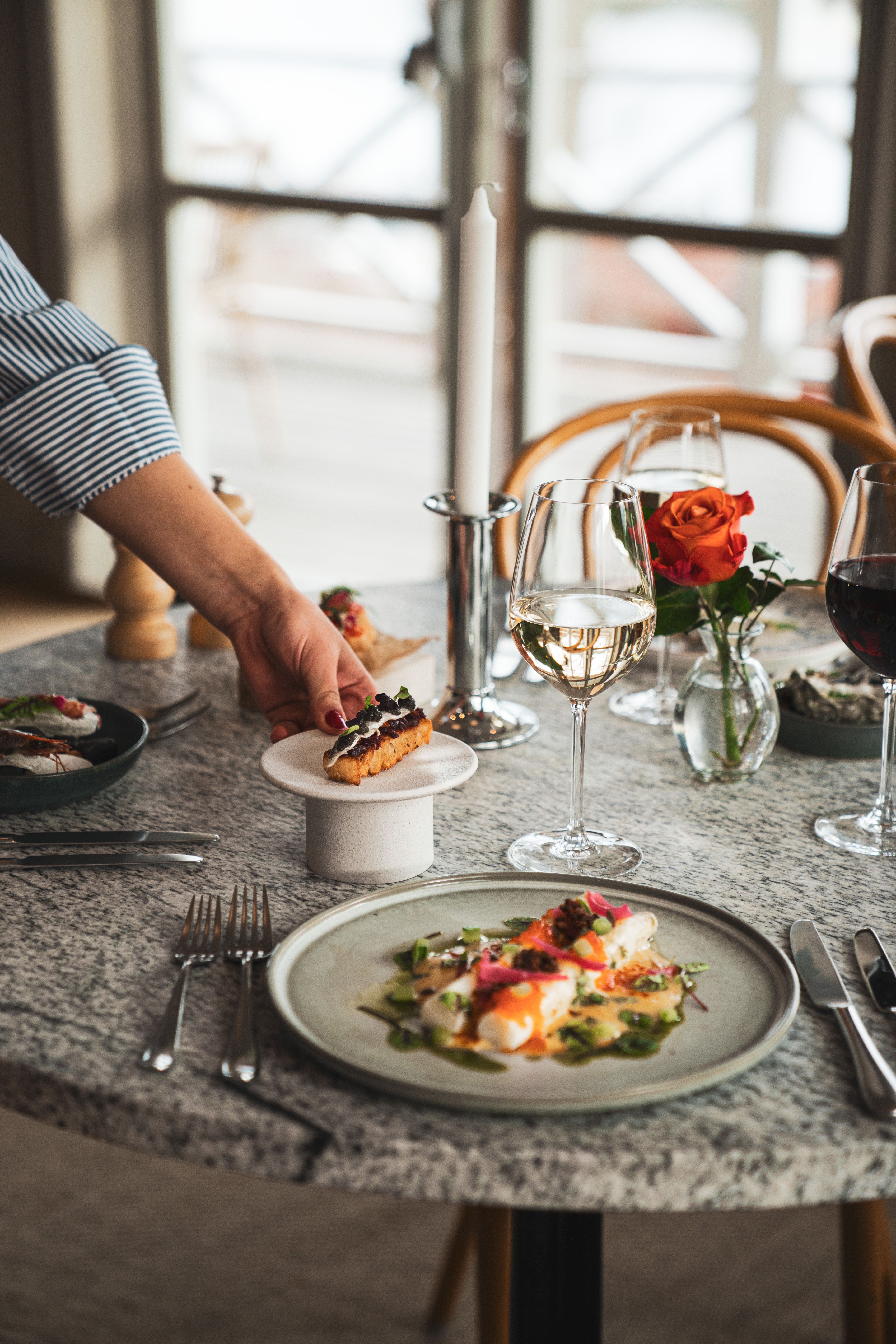 Flera olika rätter på ett bord