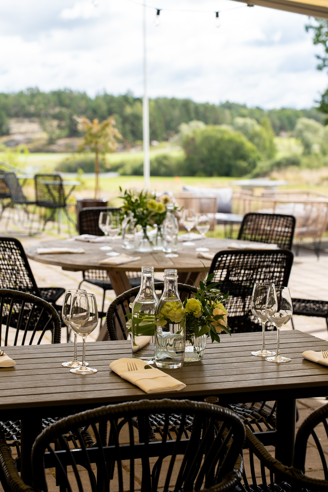 Uppdukat för lunch utomhus på terrassen