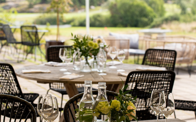 Uppdukat för lunch utomhus på terrassen