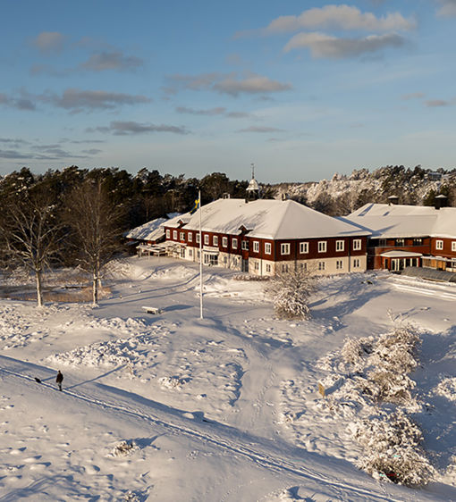 Snö ligger runt Fågelbro Säteri