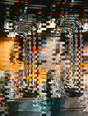 Öl serveras på tapp i baren