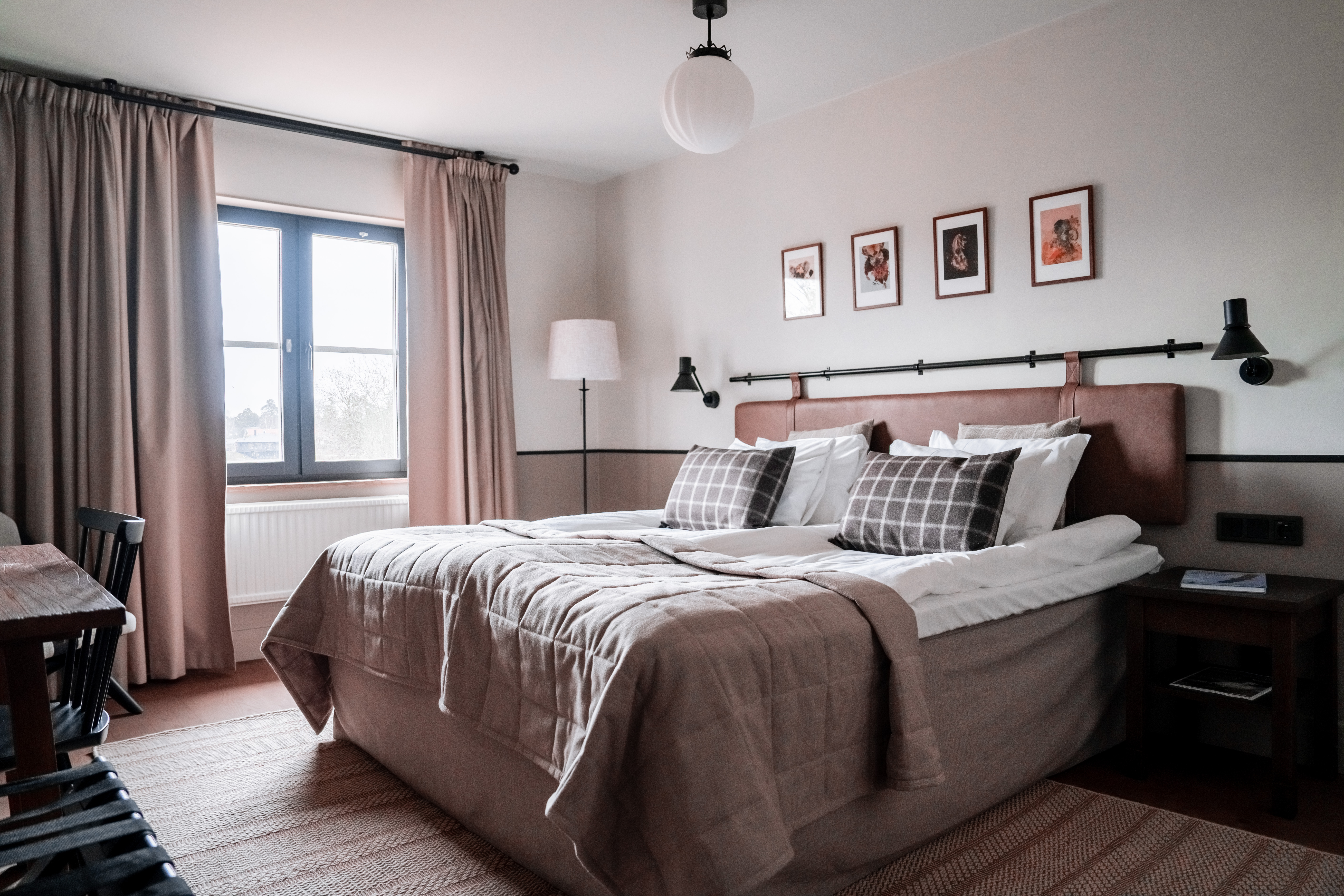 Hotellrum i sobra färger på Fågelbrolandet på Värmdö