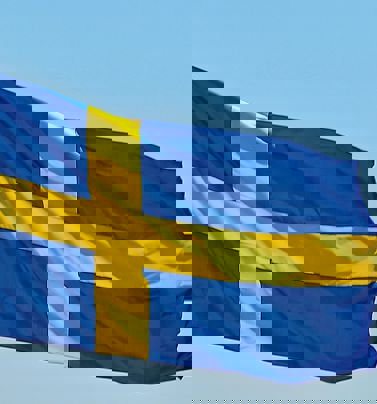 Svenska flaggan vajar på sin stång