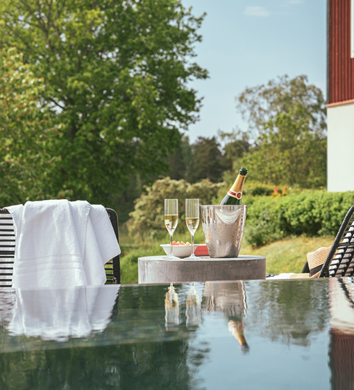 Pool i grönskande miljöer