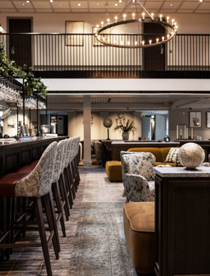 Sköna möbler i vackert tyg finns i baren