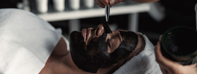 Spabehandling med ansiktsmask