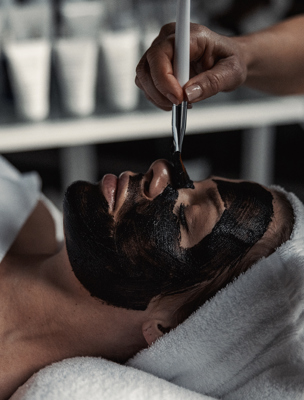 Spabehandling med ansiktsmask