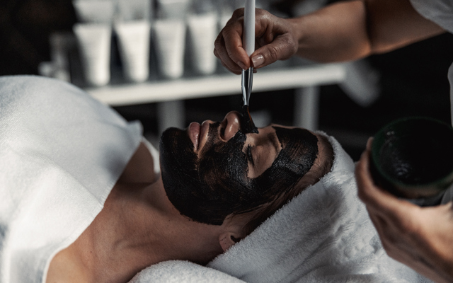 Spabehandling med ansiktsmask