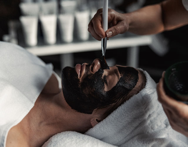 Spabehandling med ansiktsmask