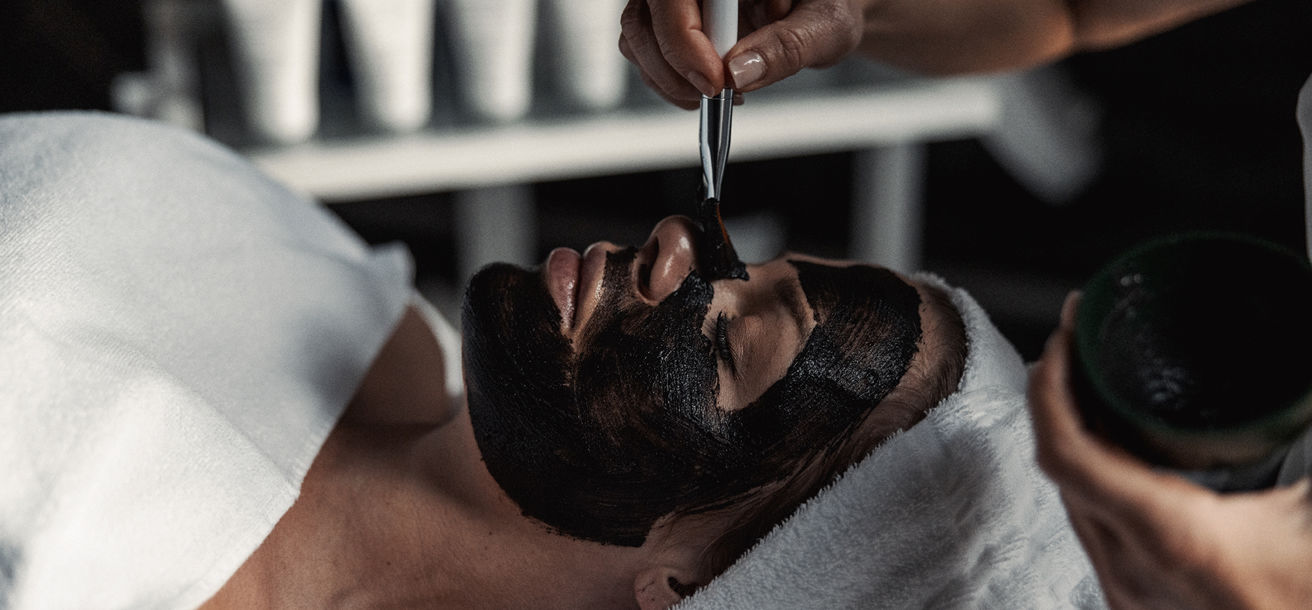 Spabehandling med ansiktsmask