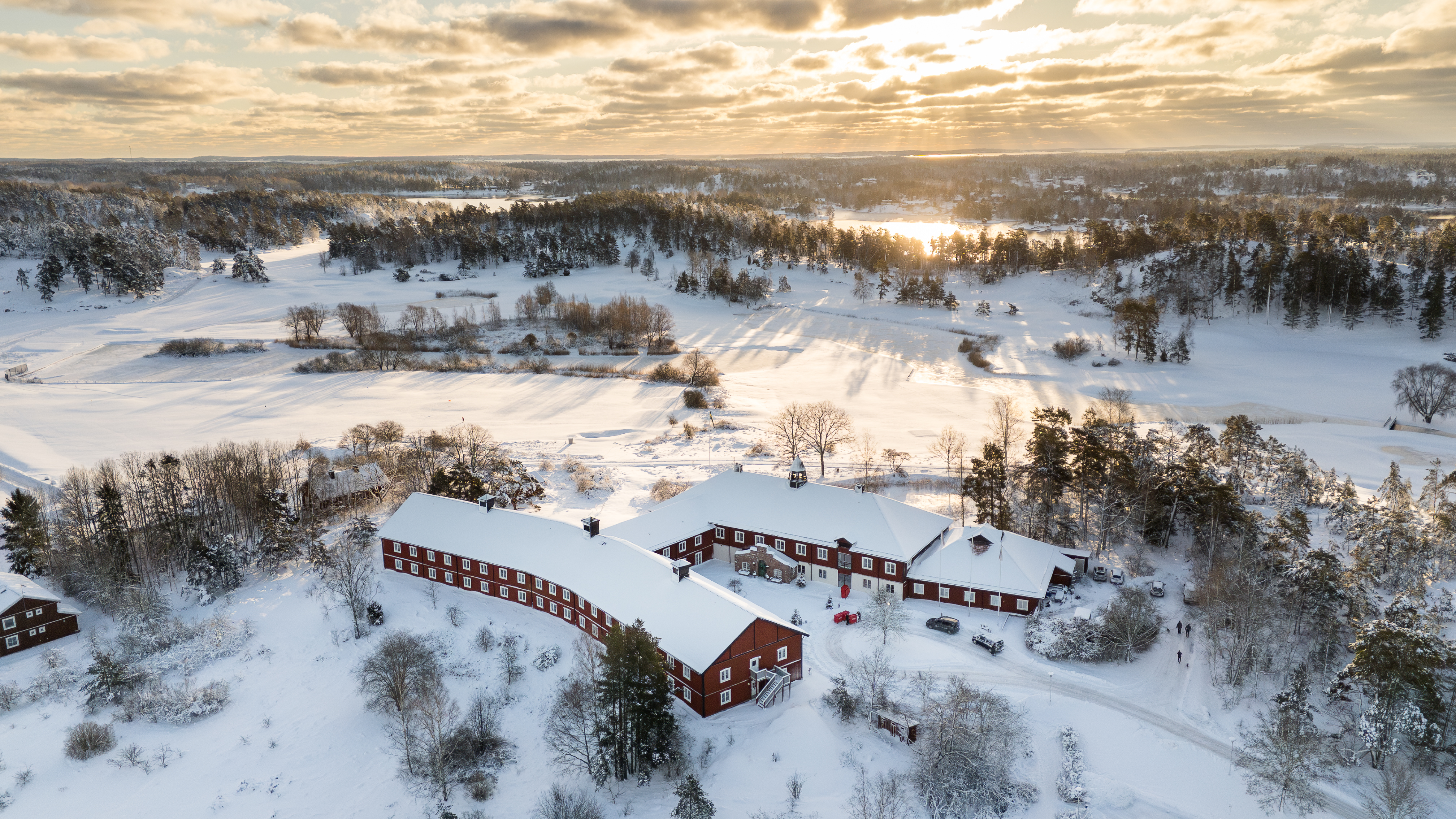 Drönarbild över hotellet när det är snö