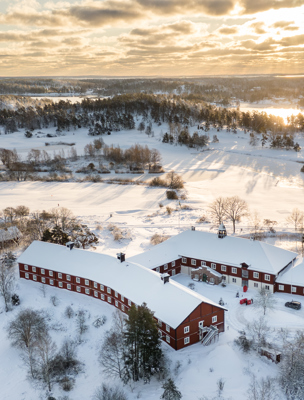 Drönarbild över hotellet när det är snö
