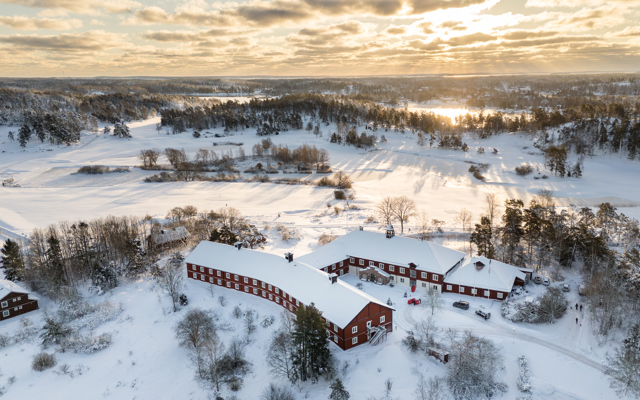 Drönarbild över hotellet när det är snö