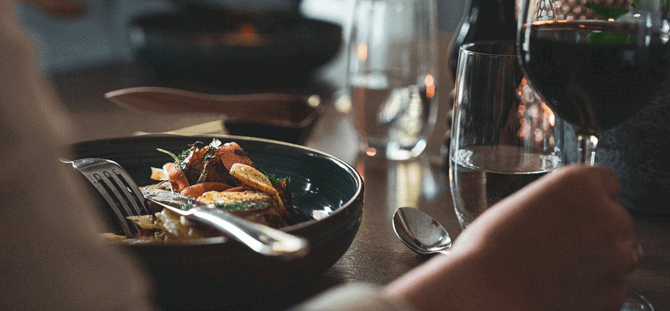 Varmrätt och vin i restaurang