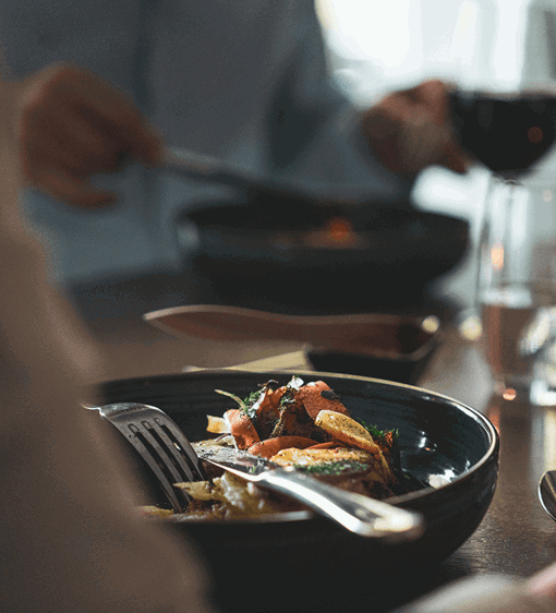 Varmrätt och vin i restaurang