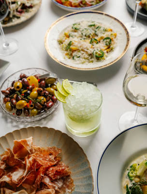 Drinkar och flera smårätter med italienska smaker