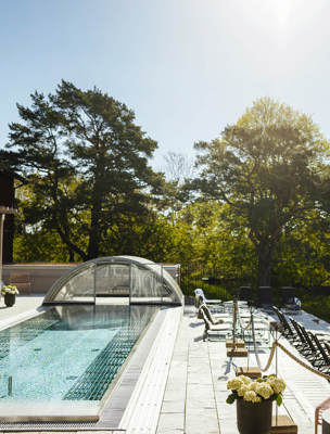 Utomhuspool med pooldäck och gräsmatta bredvid