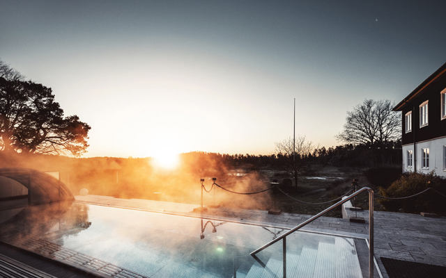 Utsikt över utomhuspool på hösten