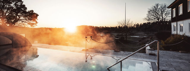 Utsikt över utomhuspool på hösten