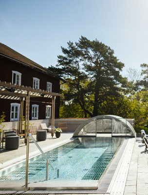 Utomhuspool på en sommardag med soligt väder