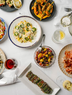 Dukat bord med flera olika rätter