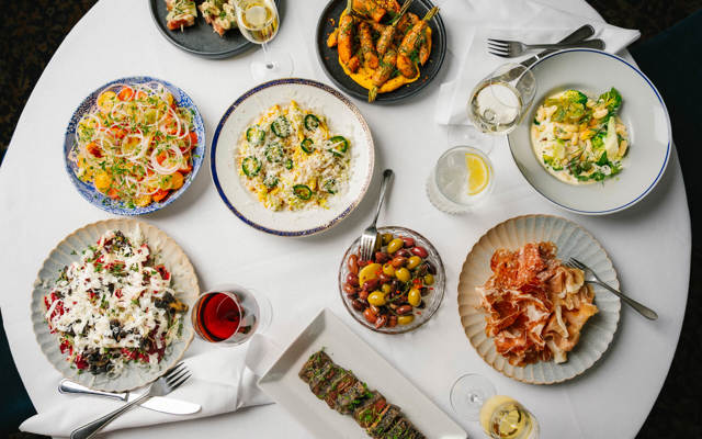 Dukat bord med flera olika rätter