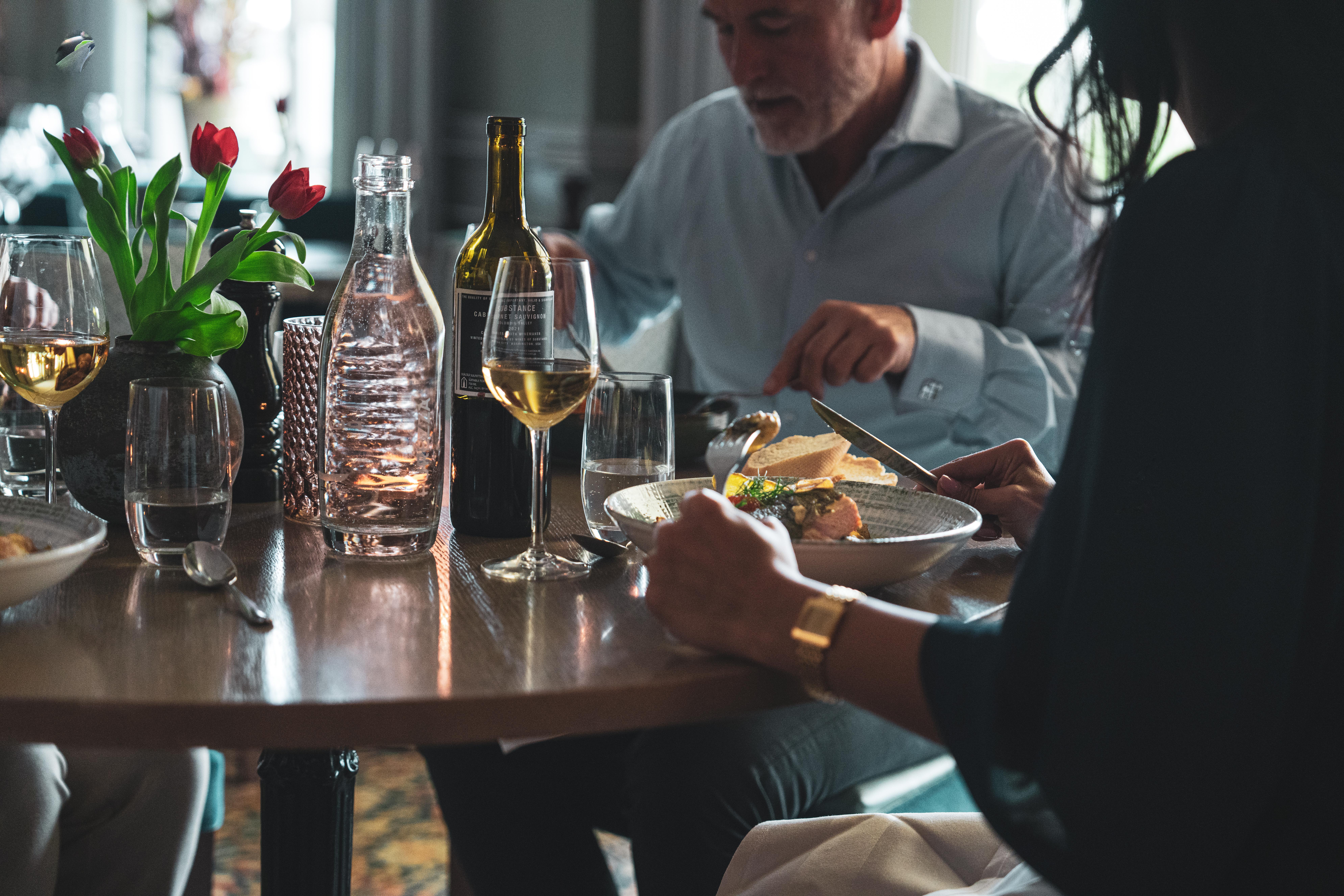 Två personer äter middag i hotellets matsal