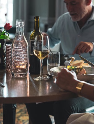 Två personer äter middag i hotellets matsal