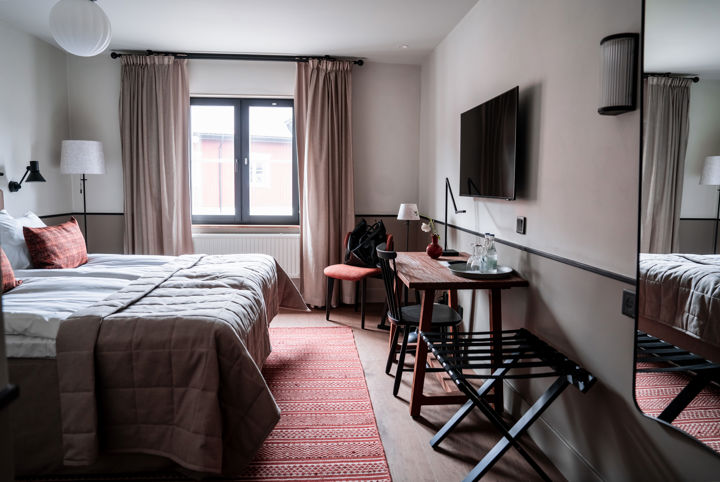 Rymligt hotellrum med teve och skrivbord