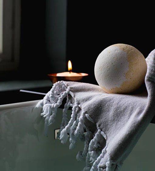 En mjuk filt och ett tänt ljus i spat för att skapa harmoni