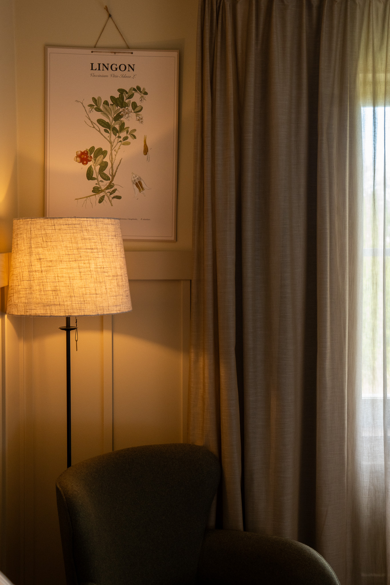 Detaljer i form av tavla och lampa i ett hotellrum