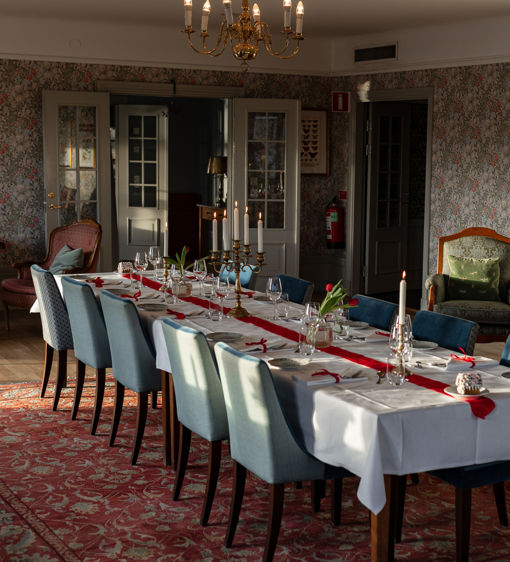 Uppdukat middagsbord för julbord på Fågelbro Säteri