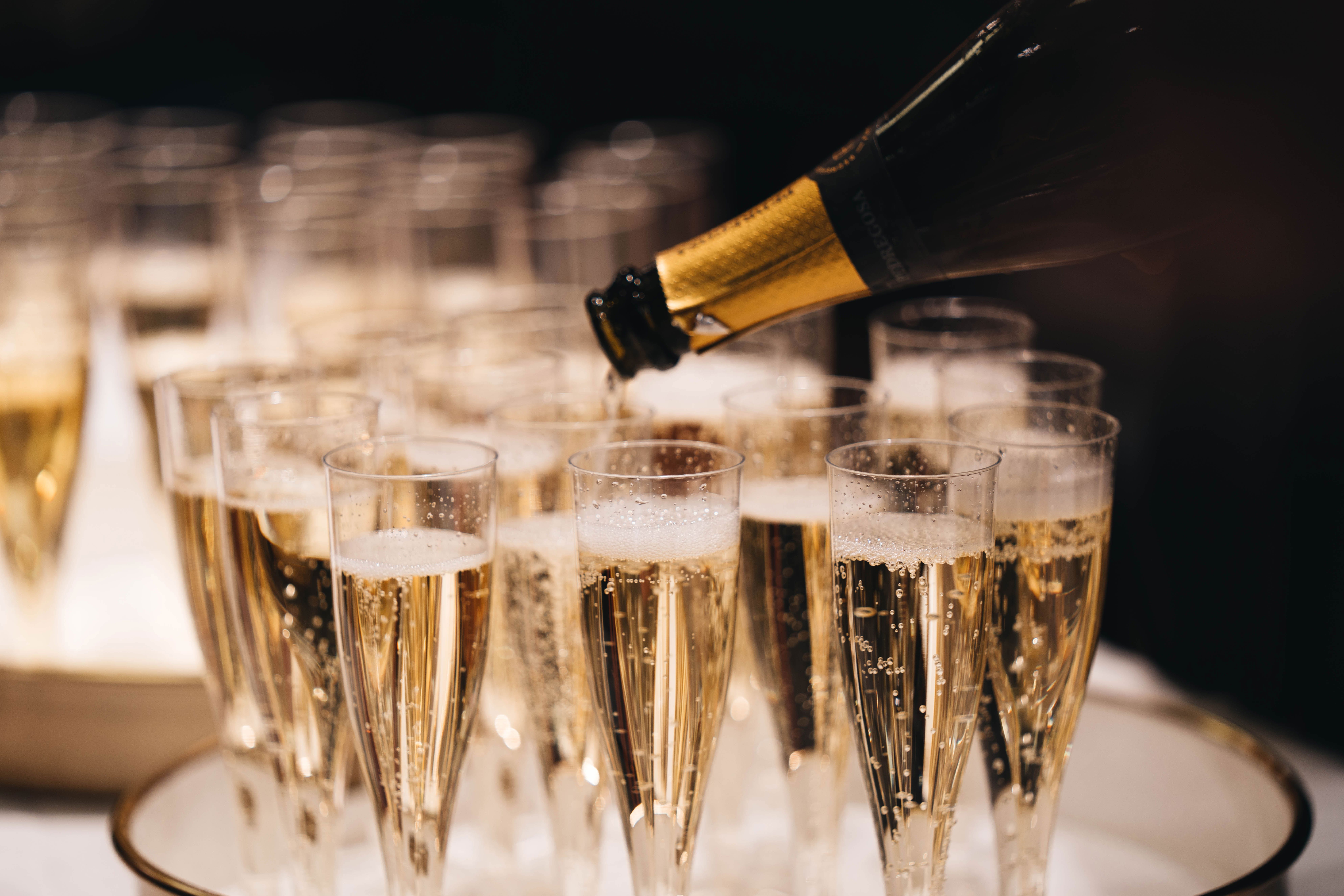 Champagne serveras i glas