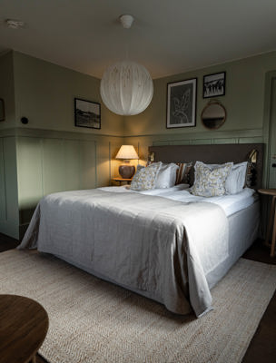 Hotellrum i sobra färger och vackra detaljer