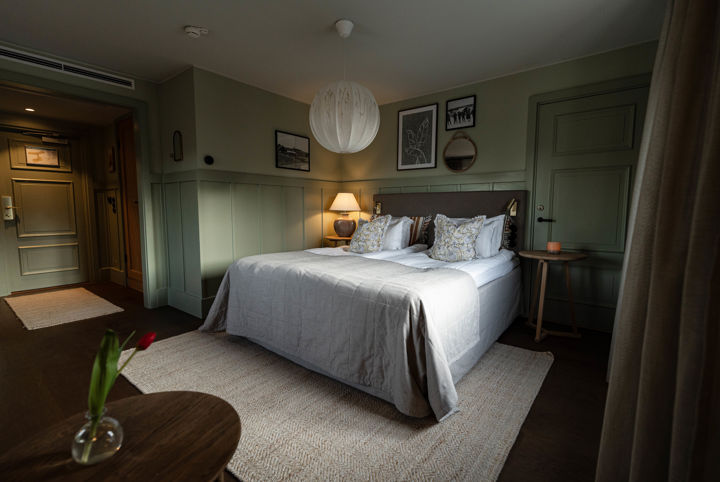 Hotellrum i sobra färger och vackra detaljer
