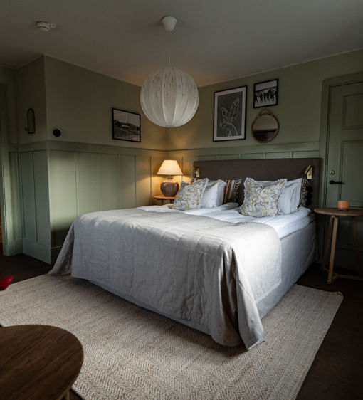 Hotellrum i sobra färger och vackra detaljer