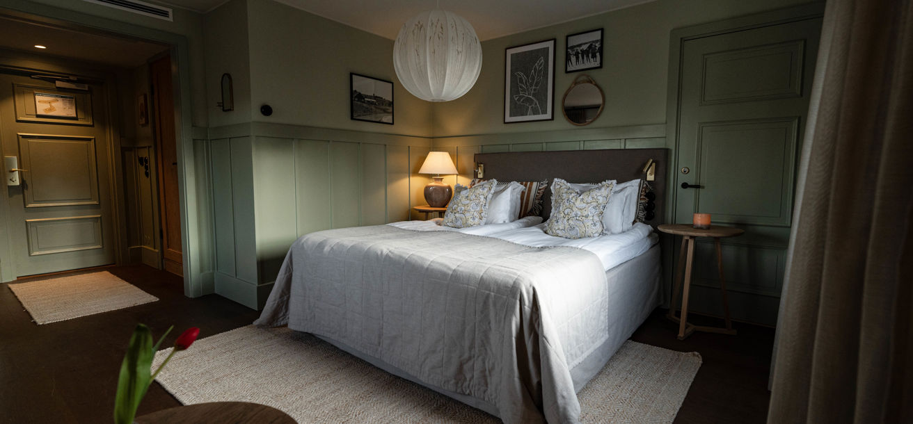 Hotellrum i sobra färger och vackra detaljer