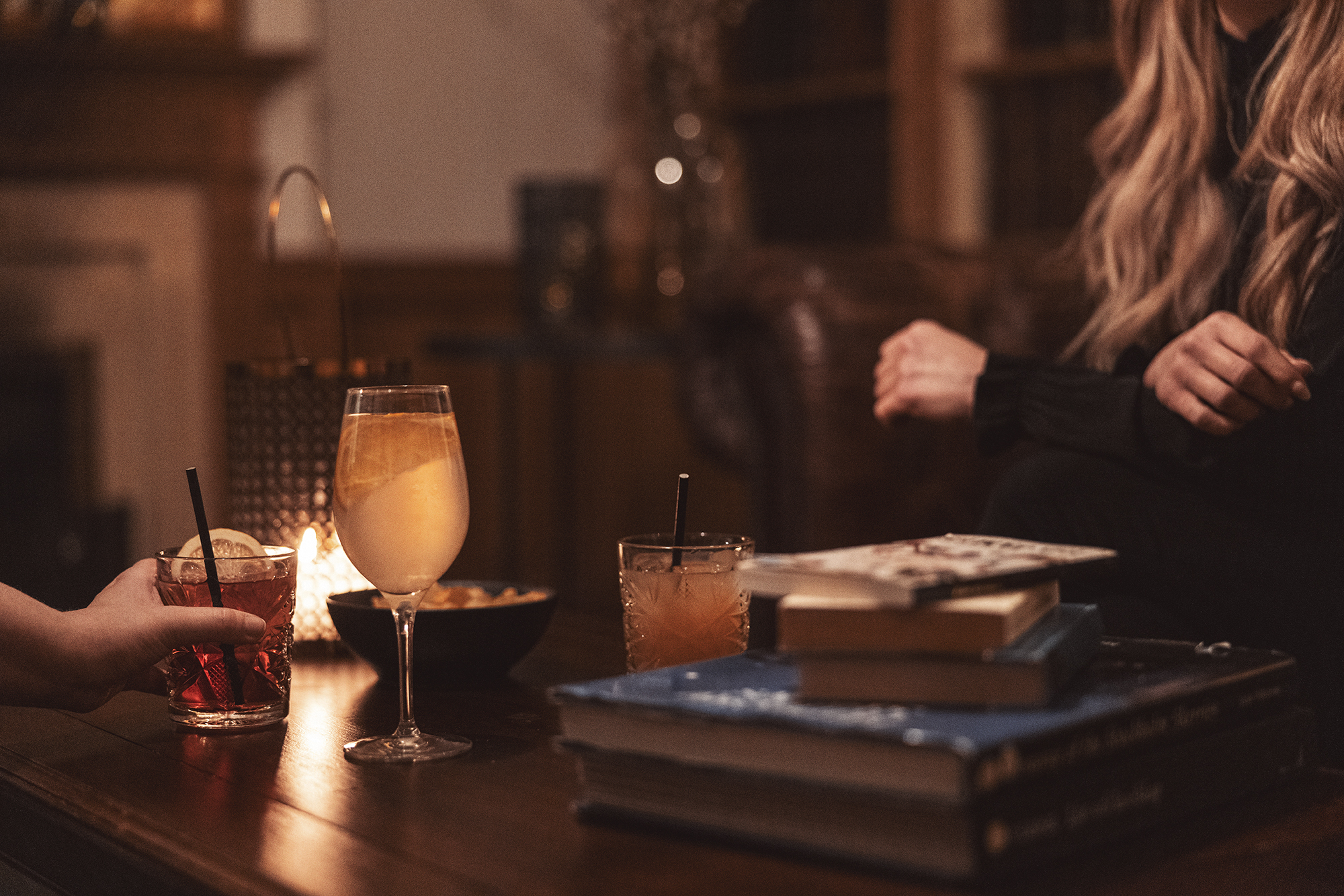 Drinkar på ett bord i en av hotellets salonger