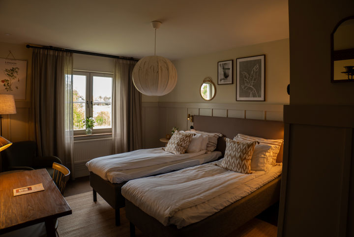 Hotellrum med två separata sängar