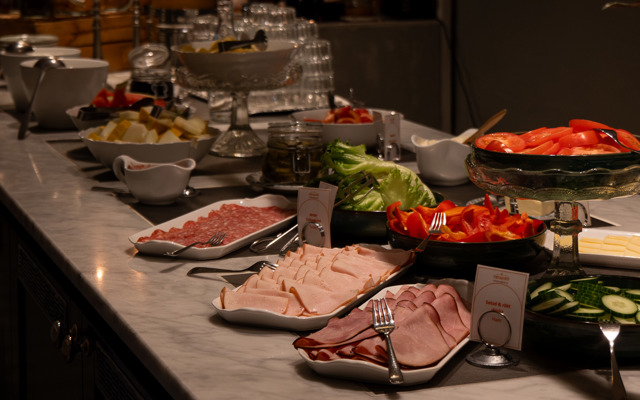 Hotellfrukost, buffé med flera olika pålägg