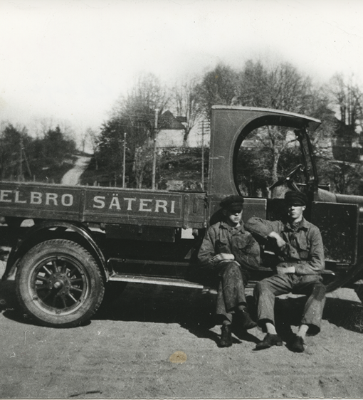 Historisk bild på en gammal bil där det står Fågelbro Säteri