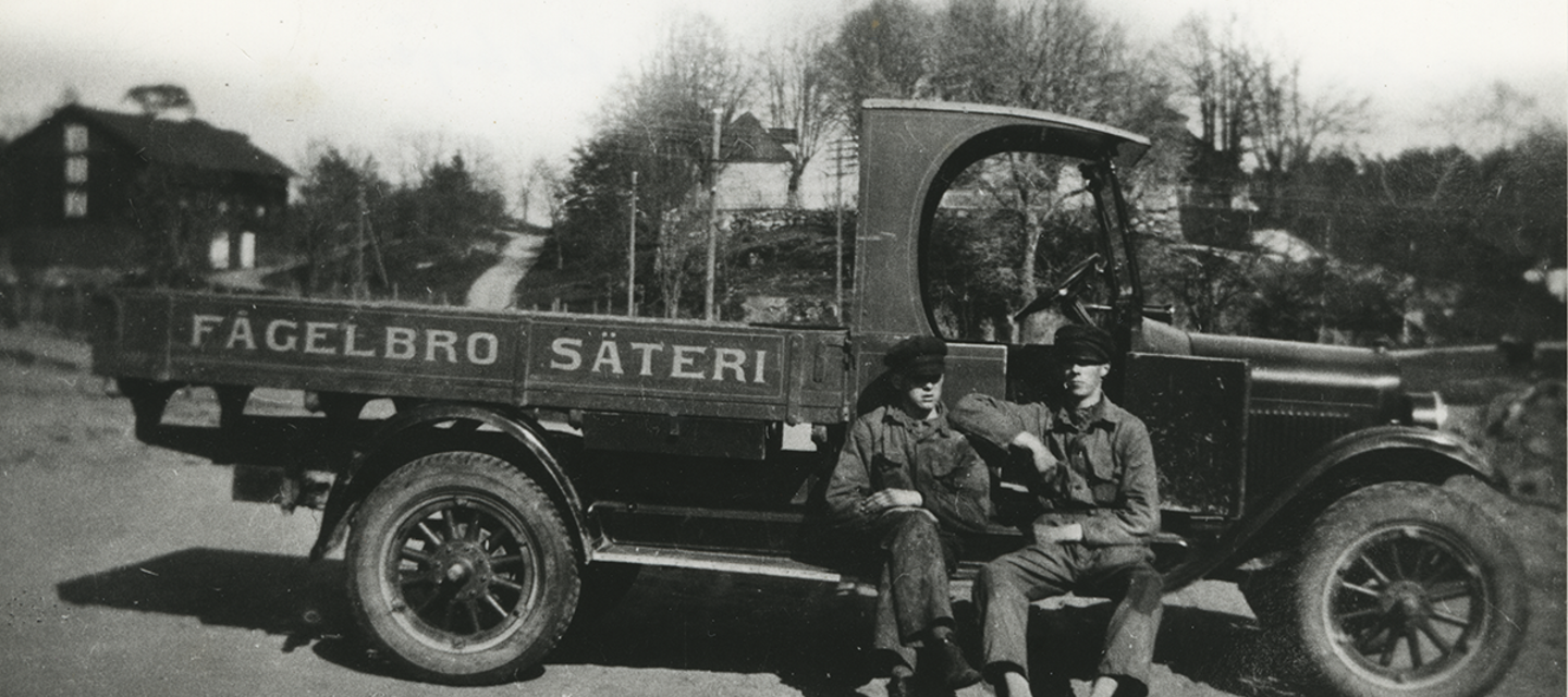 Historisk bild på en gammal bil där det står Fågelbro Säteri