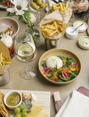 Dukat bord med flera olika lunchrätter